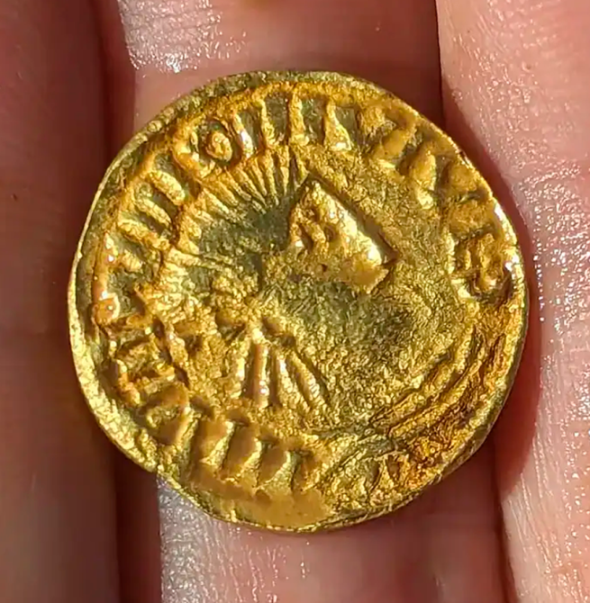 Tesouro Anglo-Saxão: Detectores de Metal Encontram 63 Moedas de Prata Enterradas por Medo dos Vikings