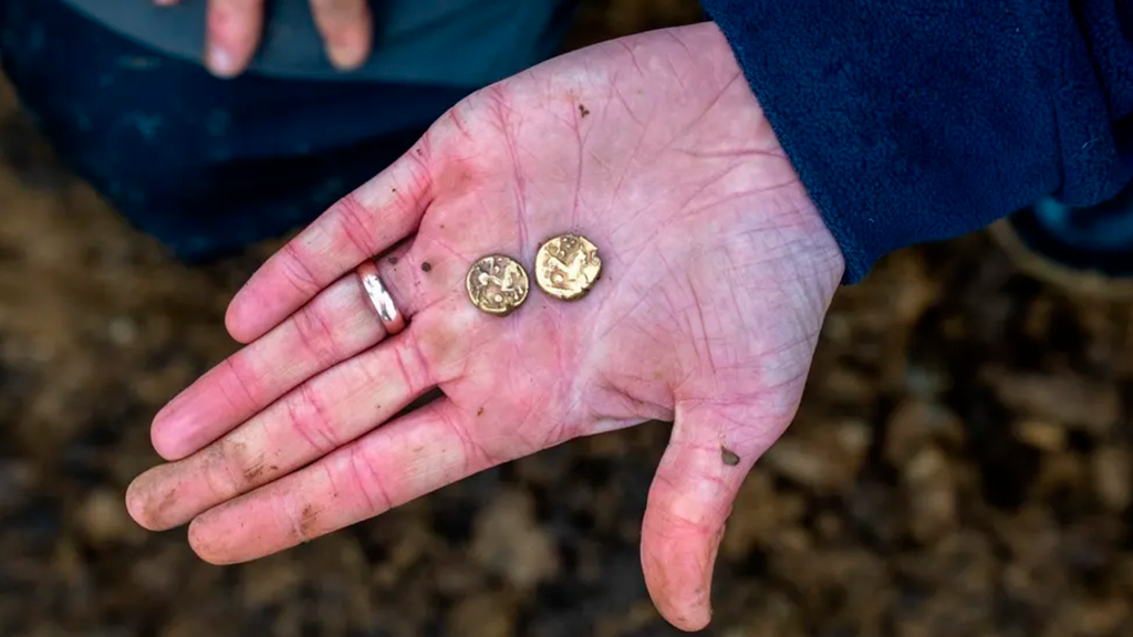 Arqueólogos encontram novas moedas em área do maior tesouro da Idade do Ferro no Reino Unido