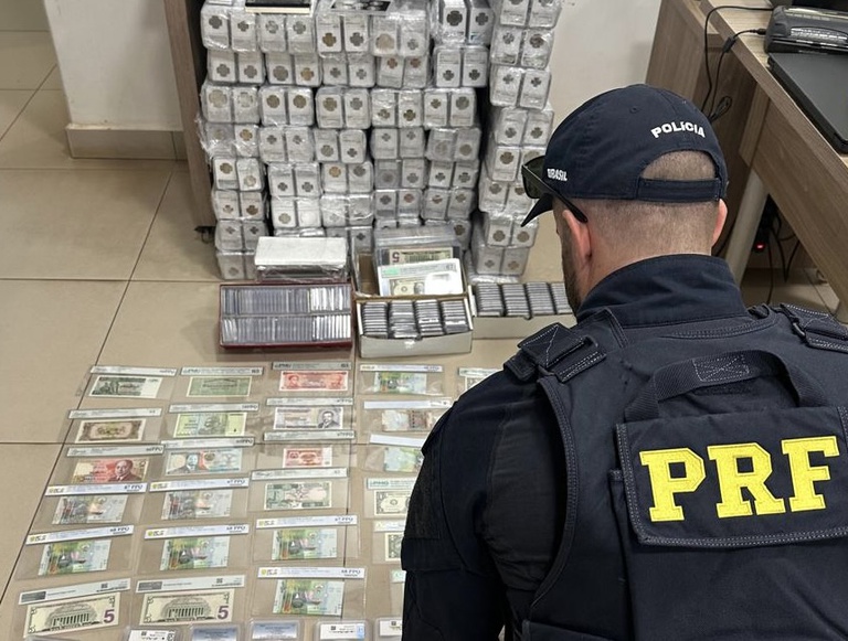 PRF apreende coleção de moedas e cédulas estrangeiras em caminhão na BR-277, em Cascavel