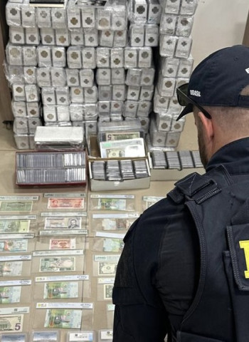PRF apreende coleção de moedas e cédulas estrangeiras em caminhão na BR-277, em Cascavel