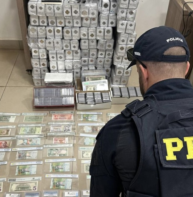 PRF apreende coleção de moedas e cédulas estrangeiras em caminhão na BR-277, em Cascavel