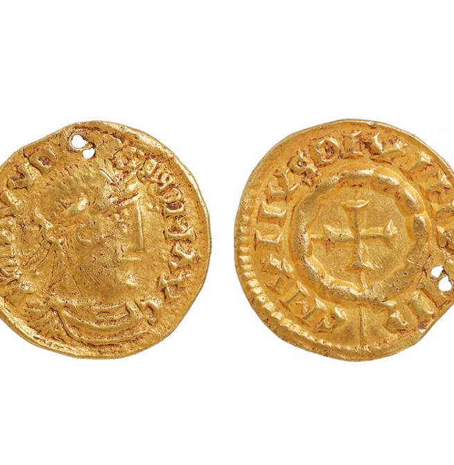 Moeda de ouro falsificada ajuda arqueólogos a rastrear avanço dos vikings na Inglaterra